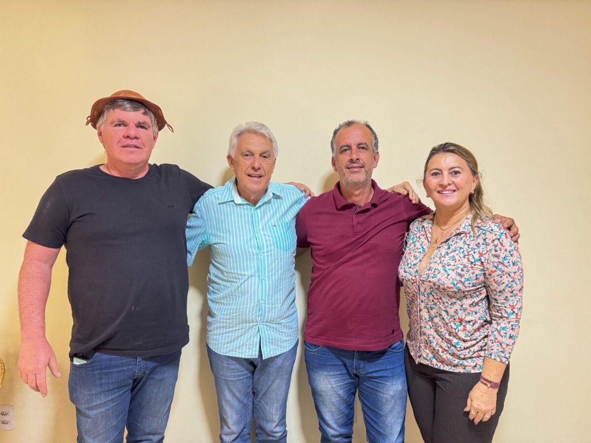 Prefeito de Martins César Móveis, João Maia, vice-prefeito Gileno Oliveira e Shirley Targino (Foto: publicação)